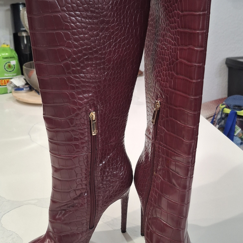 💋Jennifer Lopez  Boots .Elegant Burgundy Croc-Embossed Knee-High Boots💋 - Picture 2 of 12